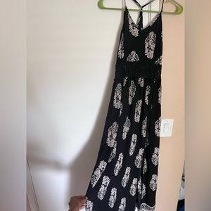 Flowy printed maxi dress black with adjustable strap and leg slit